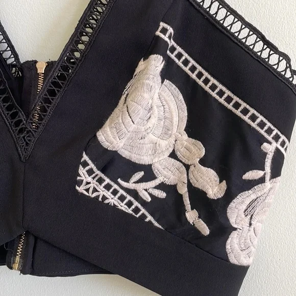 Aijek Andrea Embroidered Cropped Top in Black & White Size Medium - Picture 5 of 11